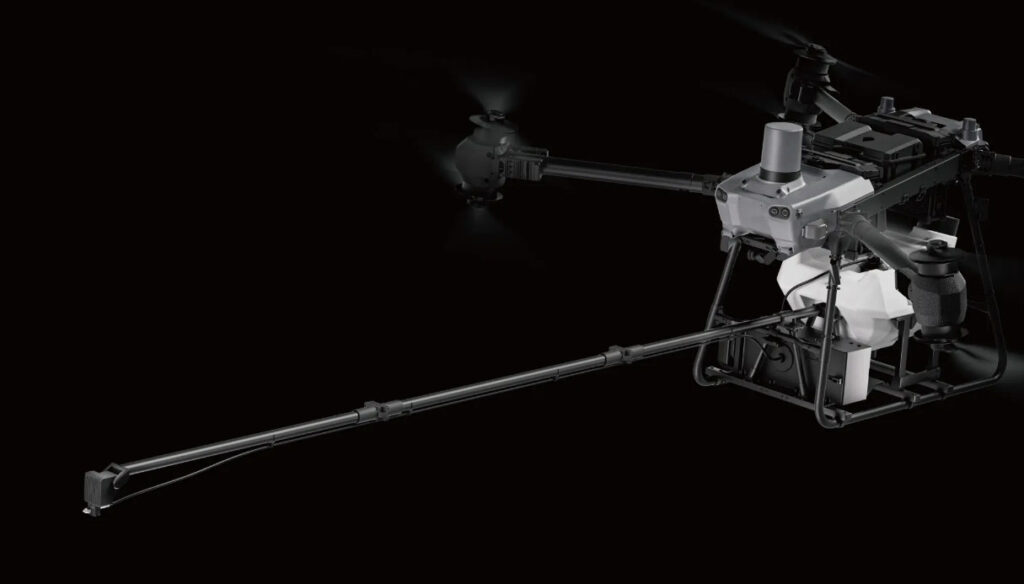 Drone lavando paneles solares