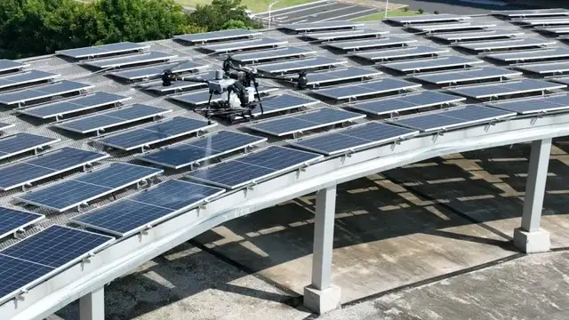 Drone de limpieza de paneles solares