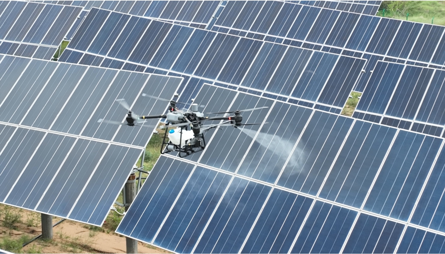Limpieza de paneles solares con drones