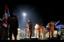 _20251225201730_43_127 Drone com cabo que fornece iluminação aérea de alta intensidade para estaleiros de construção noturnos