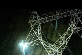 _20251225201732_46_127 Drone com cabo para trabalho noturno no terreno